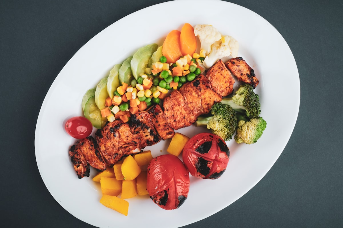 Insalata Mediterranean con quinoa e verdure fresche
