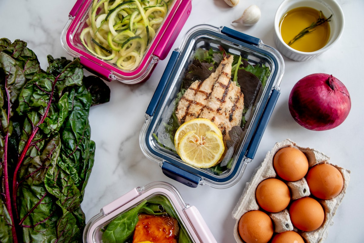 Salmone al forno con verdure e erbe aromatiche